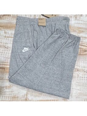 Nike Women’s Sportswear Gym Vintage Heather Gray Capris in Size 3X